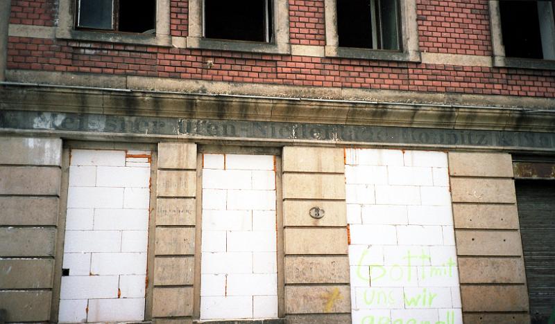 Dresden-Friedrichstadt, Adlergasse 3, 27.6.1995 (1).jpg - Meissner Ofen-Niederlage Koppitz